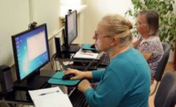 Днепровских пенсионеров обучают пользоваться компьютером и интернетом