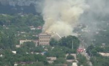 В Запорожье уже несколько часов горит школа 