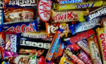 В школах Польши запретили продавать чипсы и шоколадные батончики