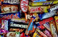 В школах Польши запретили продавать чипсы и шоколадные батончики