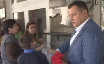 Борис Филатов открыл памятный мемориал погибшему десантнику в 37-й школе Днепропетровска