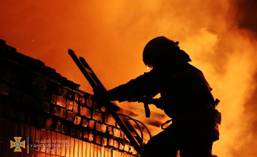 В Днепре сегодня ночью произошел пожар на СТО (ВИДЕО)