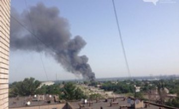 В Днепре горят склады: пожар тушат 60 спасателей