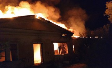 В Никополе горело заброшенное здание: огнём уничтожена крыша