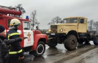 Под Днепром грузовик застрял в грязи (ФОТО)