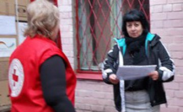 В Днепропетровске Красный Крест передал детям из зоны АТО гуманитарную помощь от немецкого фонда (ФОТО)