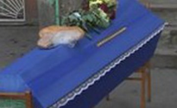 В Запорожье покойника в гробу «забыли» у подъезда дома