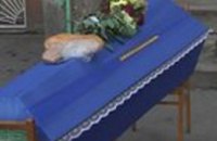 В Запорожье покойника в гробу «забыли» у подъезда дома
