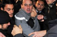 Миланец, ударивший Берлускони, попросил прощения