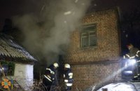 В Днепре ночью сгорел двухквартирный жилой дом (ВИДЕО)