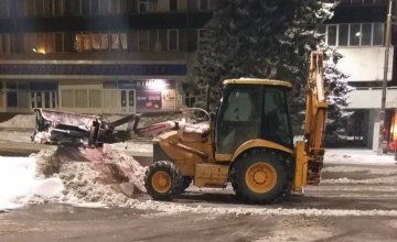 В ночь на 22 января дороги в Днепре расчищало более 80 единиц спецтехники: работы продолжаются