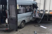 В Запорожье маршрутка столкнулась с грузовиком: есть погибшие и пострадавшие