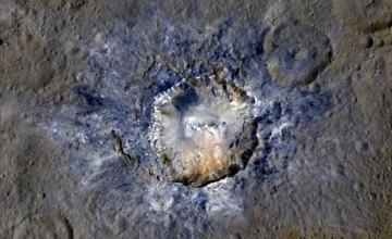 NASA опубликовало снимки кратера на Церере (ФОТО)