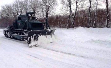 На Днепропетровщине для расчистки снежных заносов использовали инженерную технику