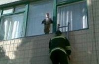  В Киевской области спасатели сняли 4-летнего мальчика с подоконника 2-го этажа (ВИДЕО)