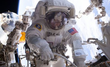 Астронавты NASA потеряли в открытом космосе блок защиты МКС