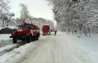 В Киевской области застрявшие в снегу фуры заблокировали движение транспорта (ФОТО)