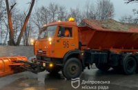 Дніпро піклується: на вулиці міста виїхали комунальники для посипання доріг від ожеледі