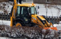 Около 600 спецмашин чистят дороги Днепропетровщины от снега