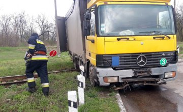 ДТП на Днепропетровщине: грузовик снес ограждение, а затем застрял на железнодорожном переезде (ФОТО)