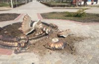 В Новокадацком парке вандалы разбили центральную клумбу (ФОТО)