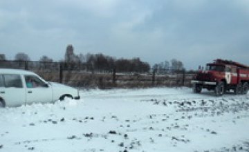 Днепропетровские спасатели начали помогать первым водителям, попавшим в снежные заносы