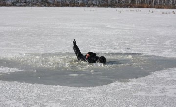 Спасатели рассказали, как себя вести в случае провала под лед во время зимней рыбалки