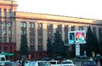 Огонь против рекламы: в центре Днепропетровска сожгли информационный экран