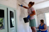 Фарбують, прибирають, створюють затишок: у Троїцькій громаді приводять до ладу закинуті будинки і дають прихисток переселенцям