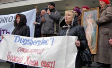 Днепропетровские католики провели митинг возле офиса партии «Громада»