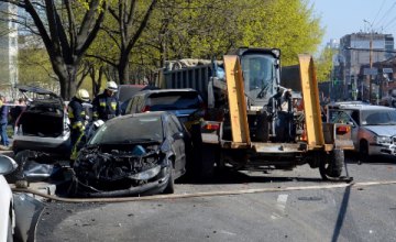 В центре Днепра произошло масштабное ДТП с участием грузовика и 11 легковушек: есть пострадавшие