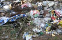 Жители Таромского выбрасывают мусор в колодцы 