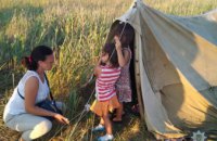 В Херсонской области родители бросили в палатке двух малолетних девочек и младенца (ФОТО)
