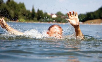 Не уследили: в Днепре на водоеме утонул 7-летний мальчик