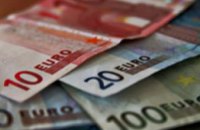 На межбанке значительно подешевел евро