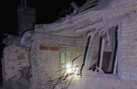 Постраждалі та потрощені будинки: ввечері ворог тричі вгатив по Нікопольщині