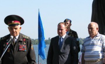 Дмитрий Колесников поздравил днепропетровских десантников с Днем ВДВ