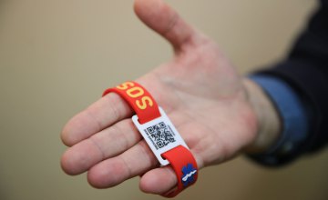 Допоможе, якщо стане зле на вулиці: у Дніпрі тяжкохворі та літні люди носитимуть SOS-браслети з QR-кодом  