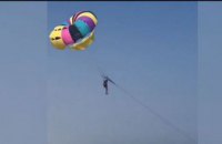 В Кирилловке отдыхающие спасли парашютистку, которую шторм уносил в море (ВИДЕО)