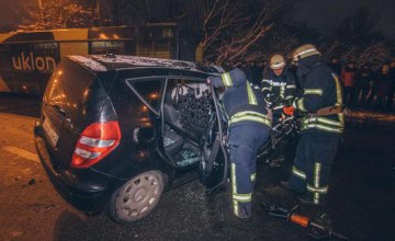 В центре Киева столкнулись Mercedes и маршрутка: есть жертвы (ФОТО)