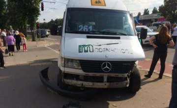 На Днепропетровщине маршрутка с пассажирами влетела в остановку: есть пострадавшие