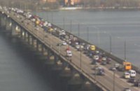 На Новом мосту столкнулись два автомобиля: движение по мосту затруднено 