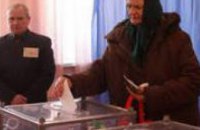 В Днепропетровской области первыми пришли на избирательные участи голосовать ветераны и пенсионеры