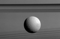NASA опубликовало новый снимок Тефии и колец Сатурна (ФОТО)