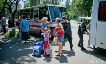 Днепропетровские спасатели развернули на Донбасе эвакуационные пункты для помощи переселенцам (ВИДЕО)