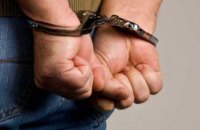 В Днепре правоохранители задержали мужчину, который пытался перебросить через забор пакет с метадоном (ФОТО, ВИДЕО)