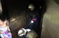 В Павлограде двое человек пострадали во время пожара в пятиэтажке (ВИДЕО)