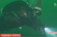 ​На Днепропетровщине дайверы установили ёлку на дне карьера (ВИДЕО)