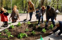 Висадили квіти у парку ім. Т. Г. Шевченка: слухачі «Університету третього віку» долучилися до загальноміської акції #Дніпро_квітучий