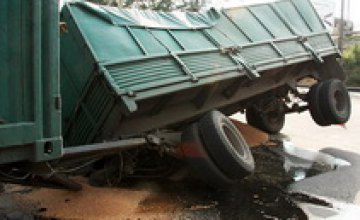 В Днепропетровске провалился грузовик с зерном